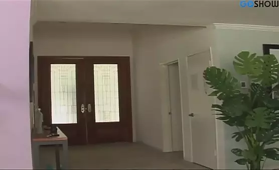 Flexible Eyeglass Girl Interracial Anal Threesome