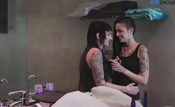 Erotic Tattooed Lovers in Lesbian Threesome